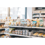 痩せ型の女性向けに、コンビニで買える増量向け食品（おにぎり・サンドイッチ・ナッツ・ヨーグルトなど）が明るくスタイリッシュに並んでいるイメージ画像